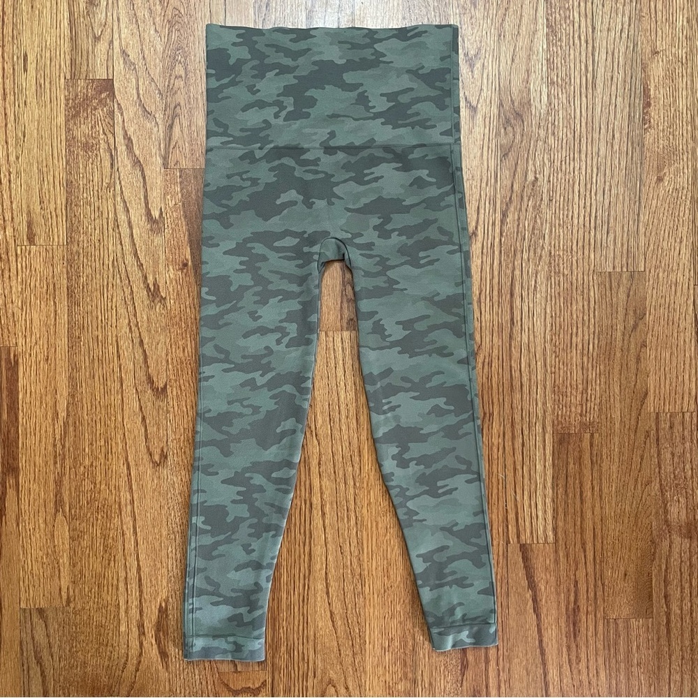 Spanx Look at Me Now Seamless Cropped Leggings in Sage Camo size M - Picture 5 of 11